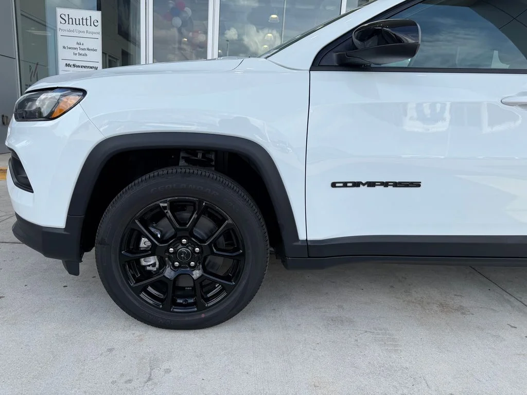 New 2026 Bright White Clear-Coat Exterior Paint Jeep Latitude image 25