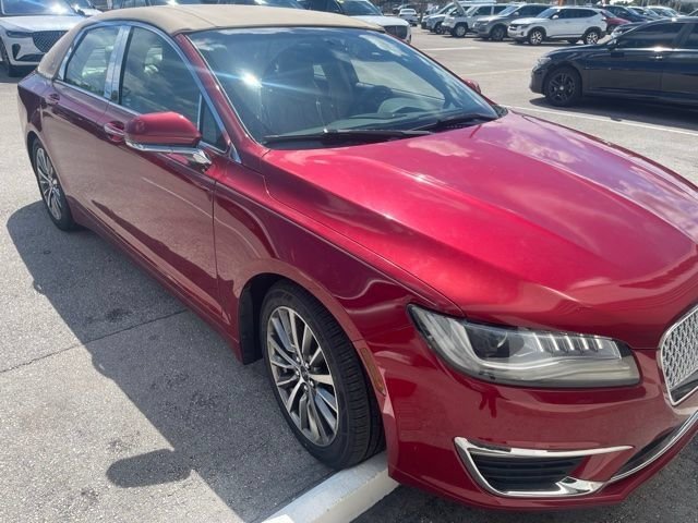 Used 2017 Red Lincoln Select image 1