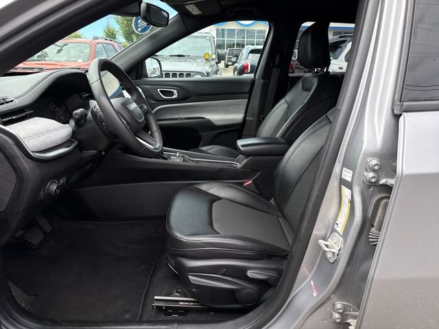 Used 2024 Silver Zynith Metallic Clearcoat Jeep Latitude image 14