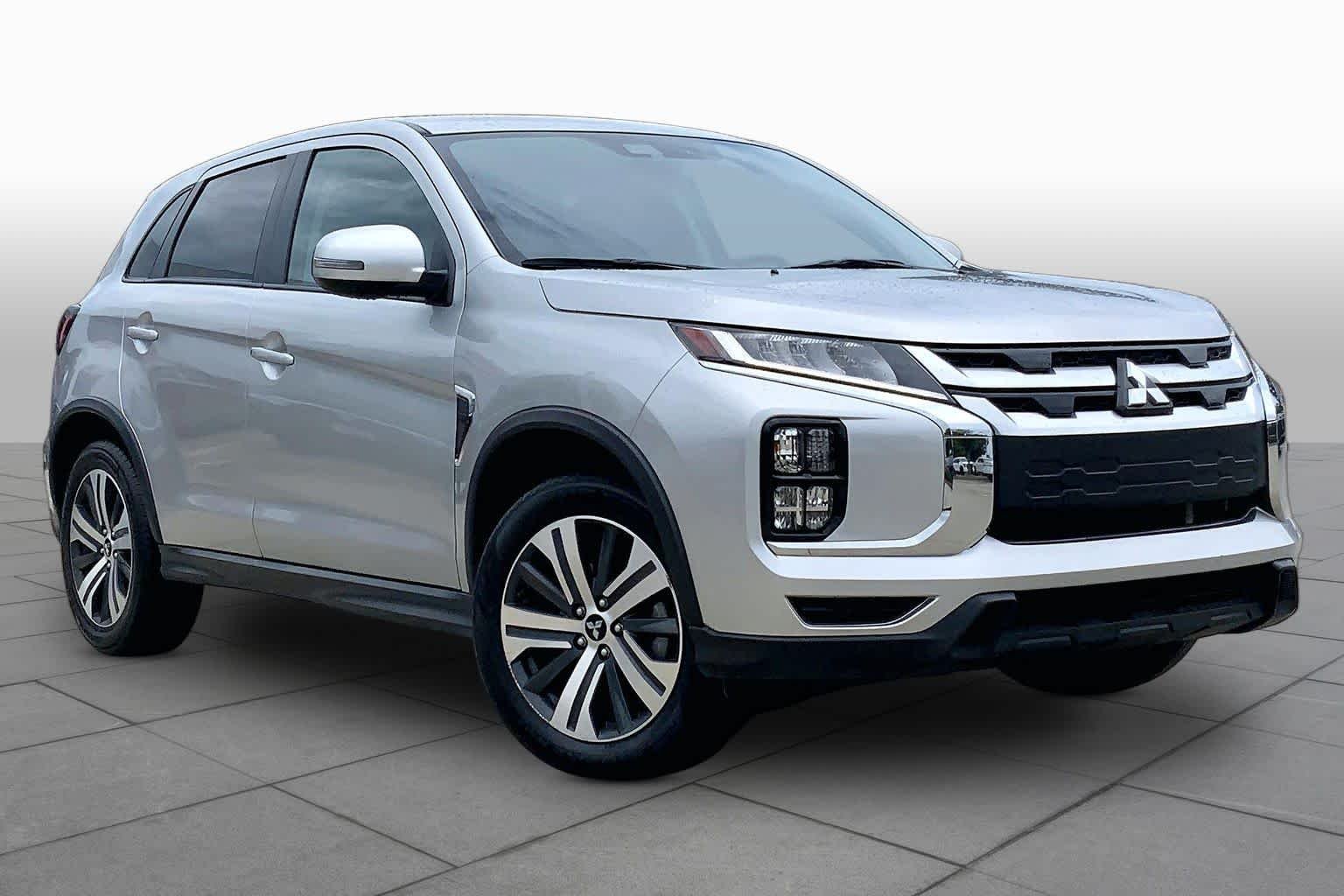 Used 2024 Alloy Silver Metallic Mitsubishi SE image 3
