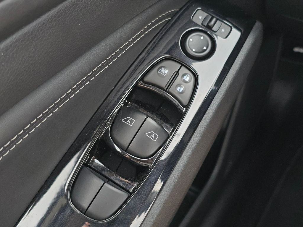 Used 2020 White Nissan 2.5 Platinum image 29