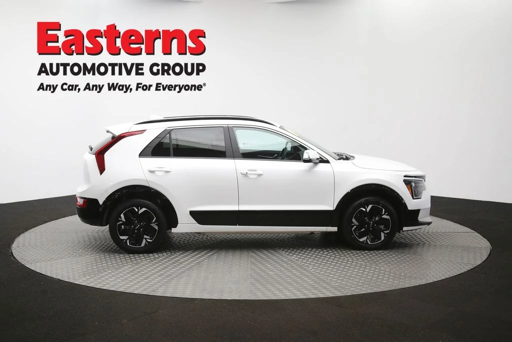 Used 2024 White Kia Wind image 43