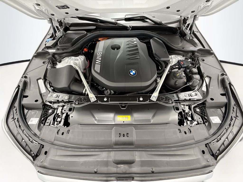 New 2027 White Metallic BMW 550e xDrive image 28