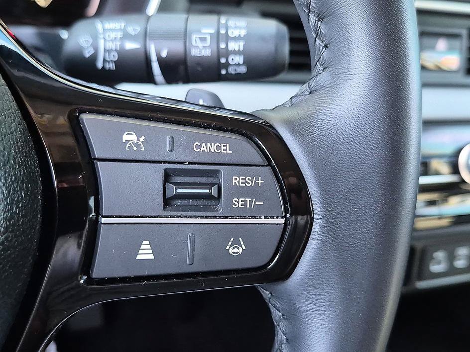 Used 2025 Platinum White Pearl Honda Touring image 18