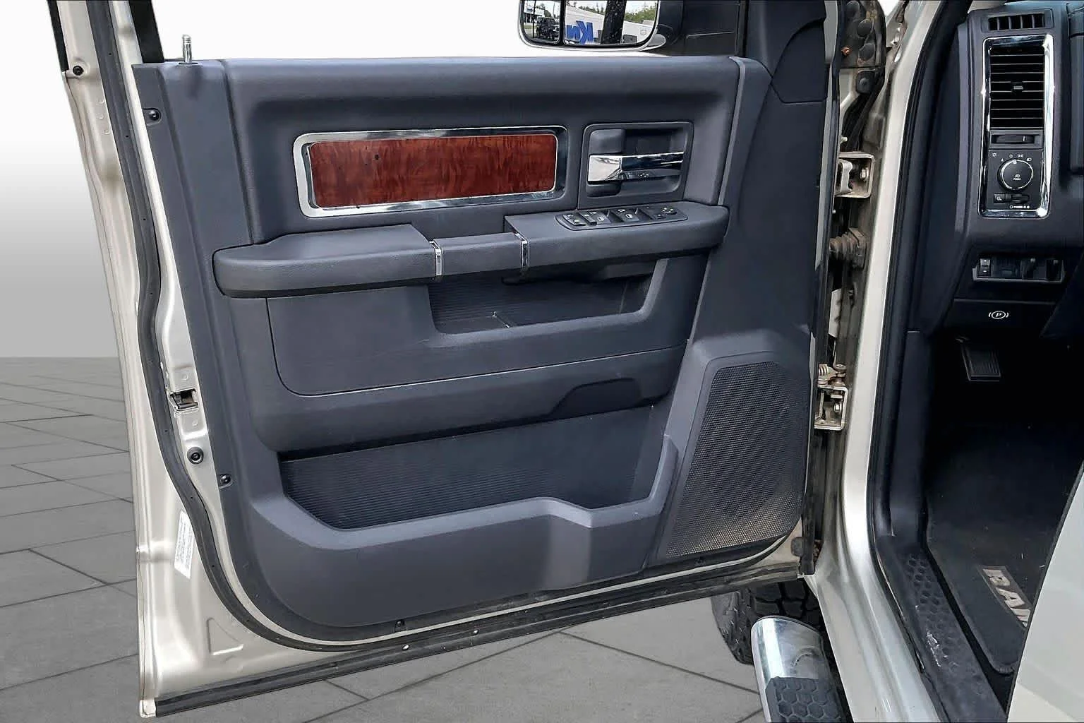 Used 2010 Light Graystone Pearl Dodge Laramie image 20