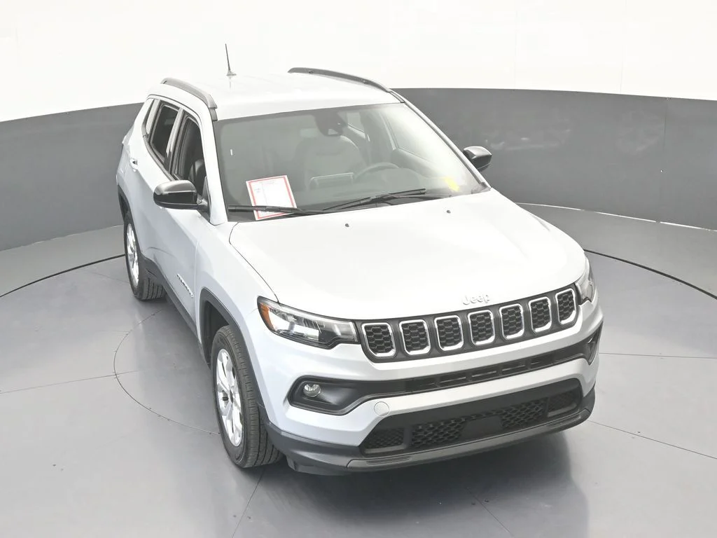 Used 2025 Silver Zynith Metallic Clearcoat Jeep Latitude image 24