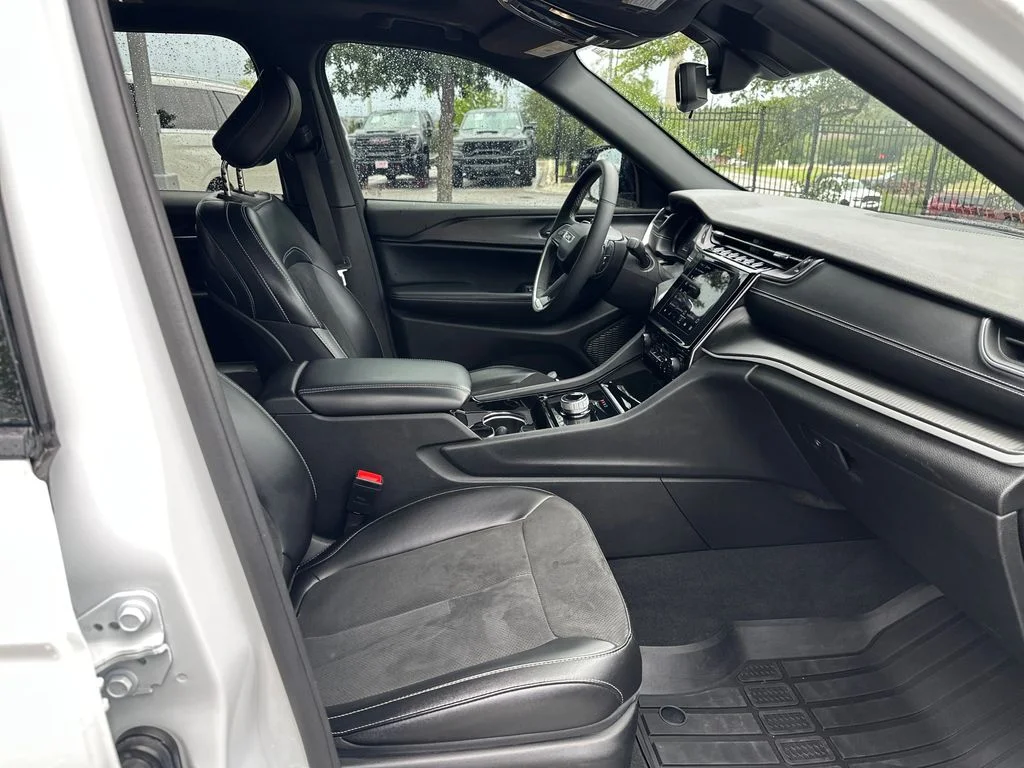Used 2023 White Jeep Altitude image 35