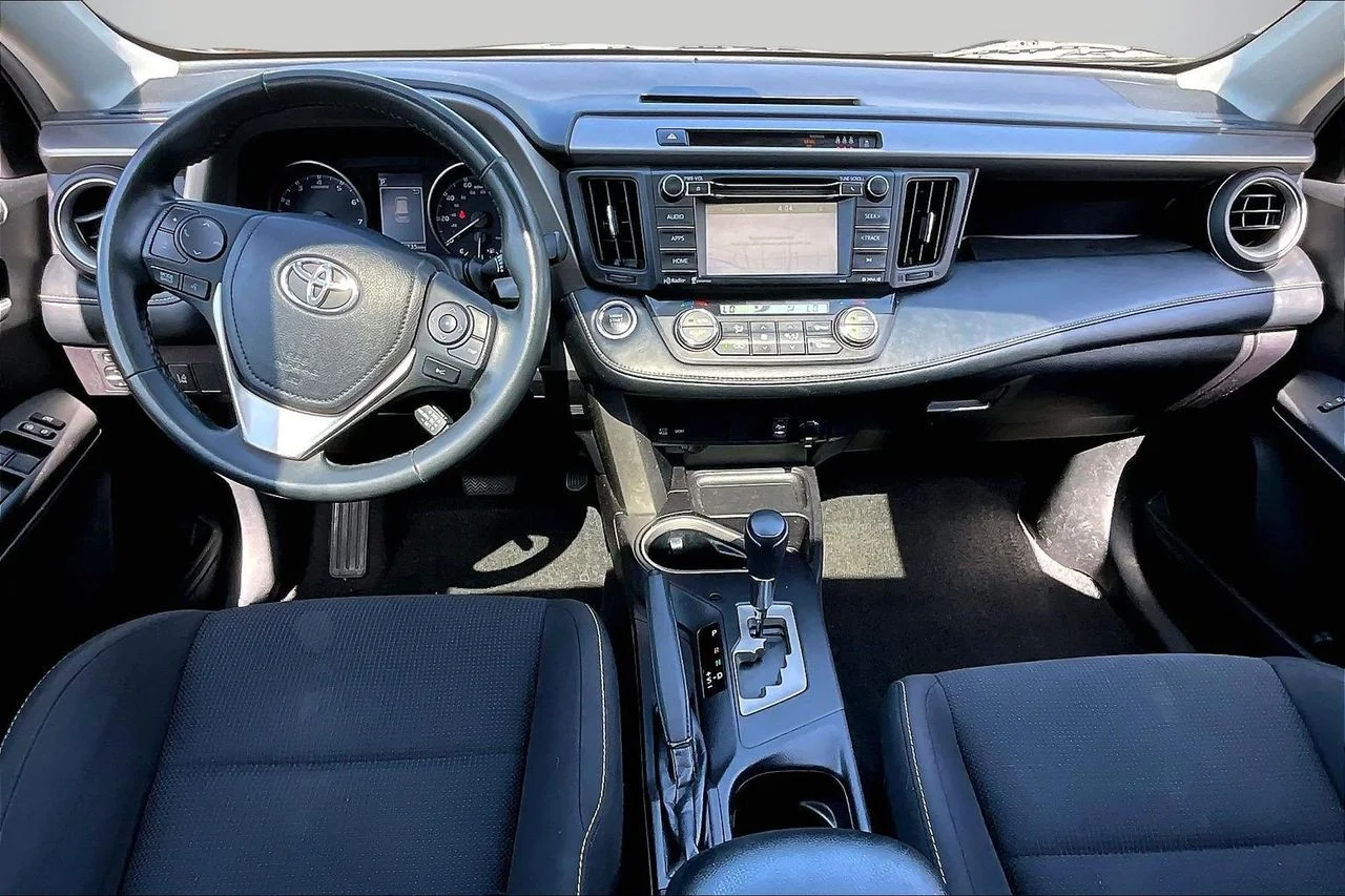 Used 2018 Gray Toyota XLE image 14