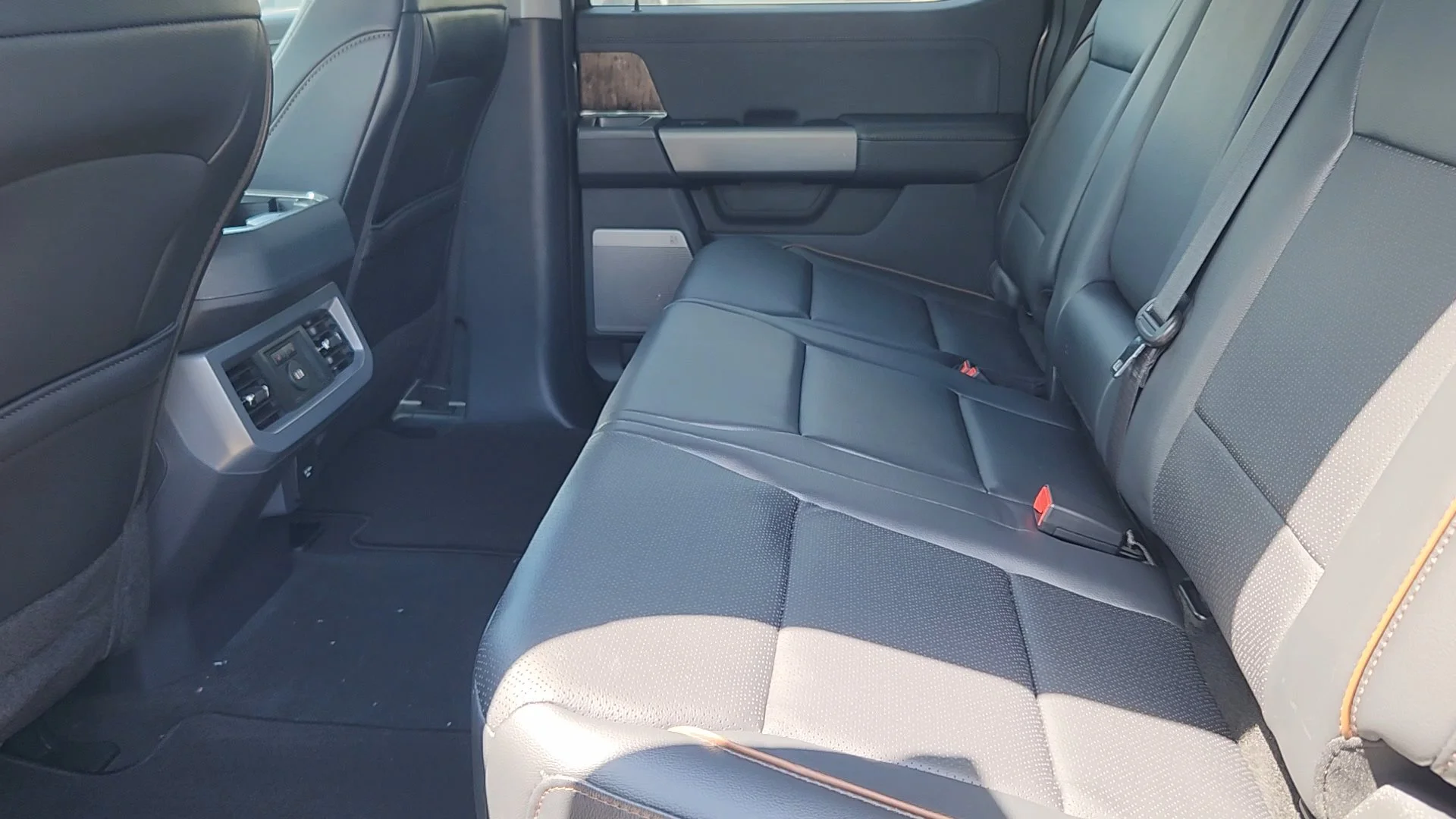 New 2026 Carbonized Gray Metallic Ford LARIAT image 35