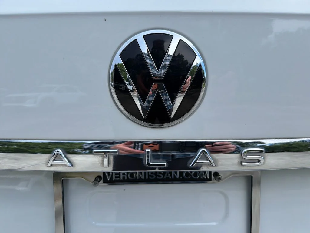 Used 2021 White Volkswagen 3.6L V6 SE w/Technology R-Line image 13