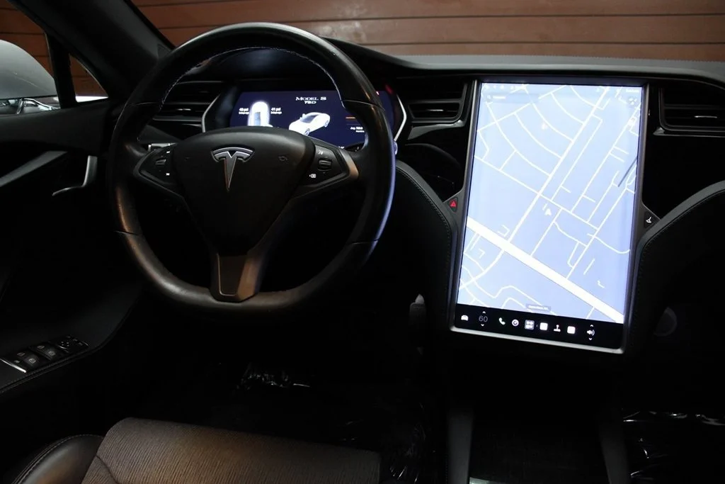 Used 2018 Obsidian Black Metallic Tesla  image 31