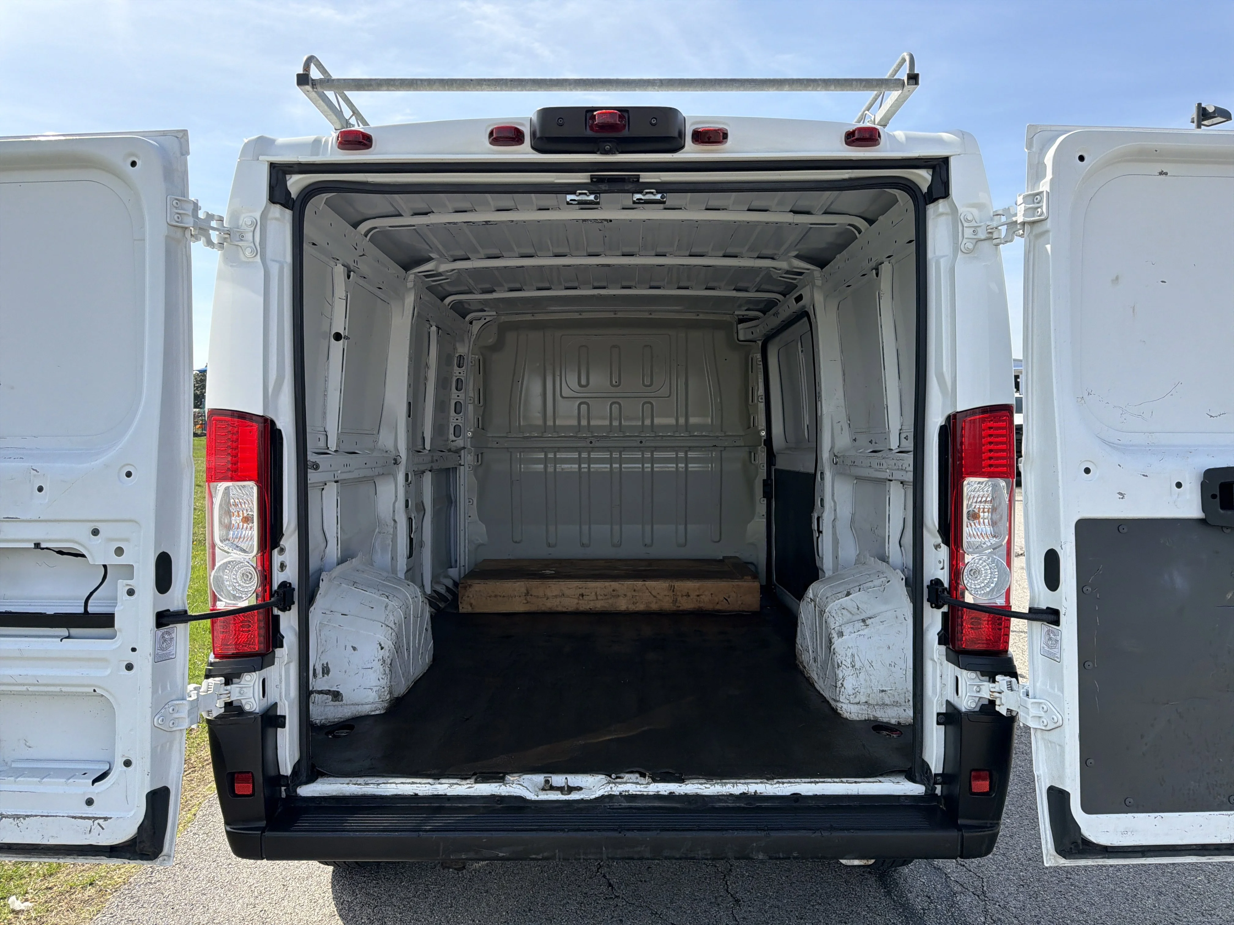 Used 2022 Bright White Clearcoat Ram  image 27