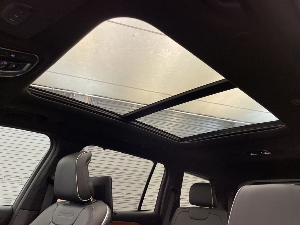 New 2025 Bright White Clear-Coat Exterior Paint Jeep Summit image 22