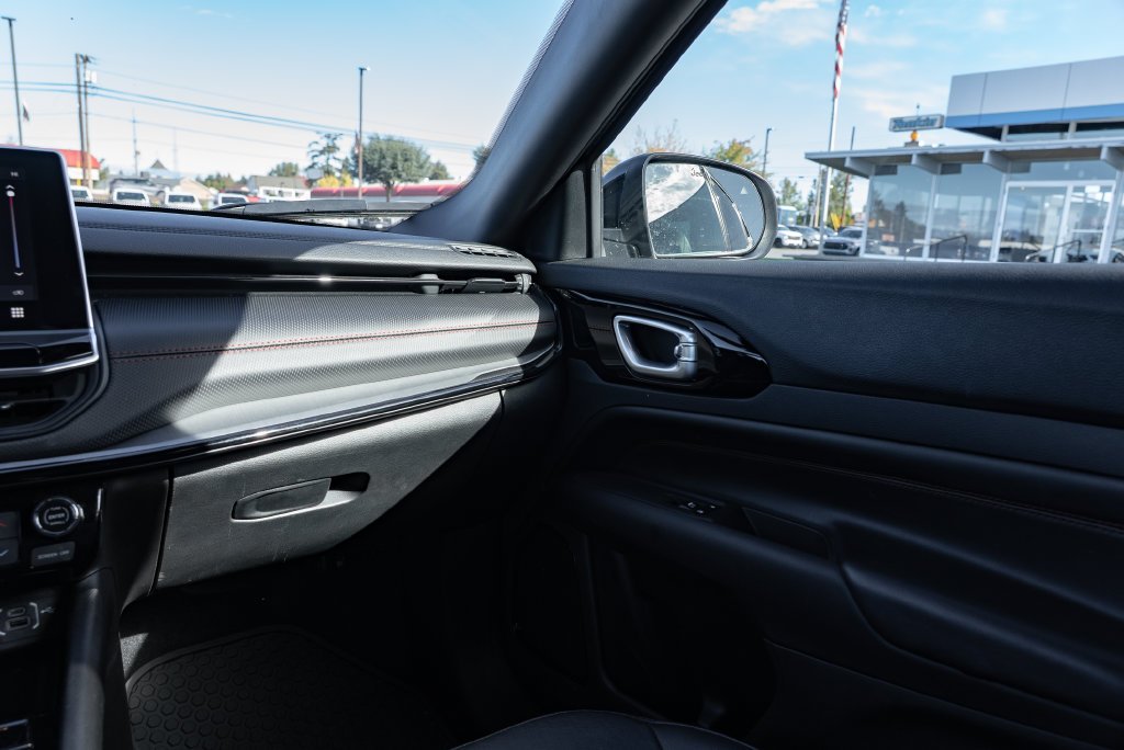 Used 2025 Diamond Black Crystal Pearlcoat Jeep Trailhawk image 9