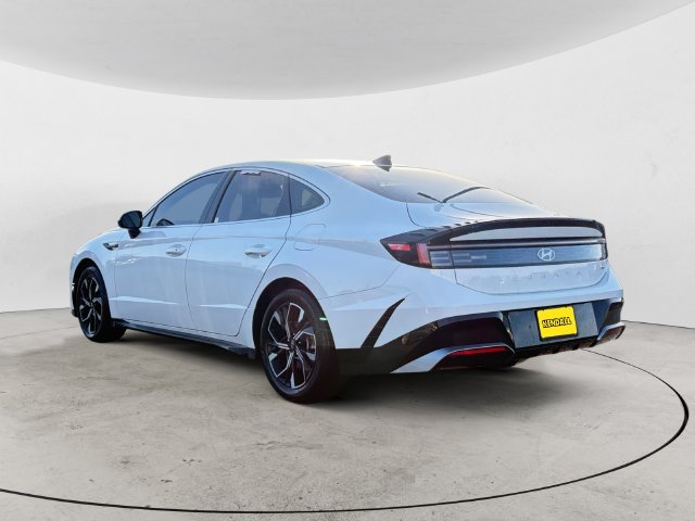 Used 2025 White Hyundai SEL image 7