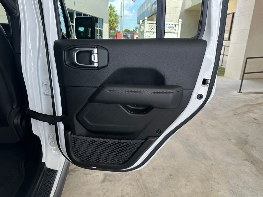 Used 2022 White Jeep Unlimited Rubicon 392 image 31