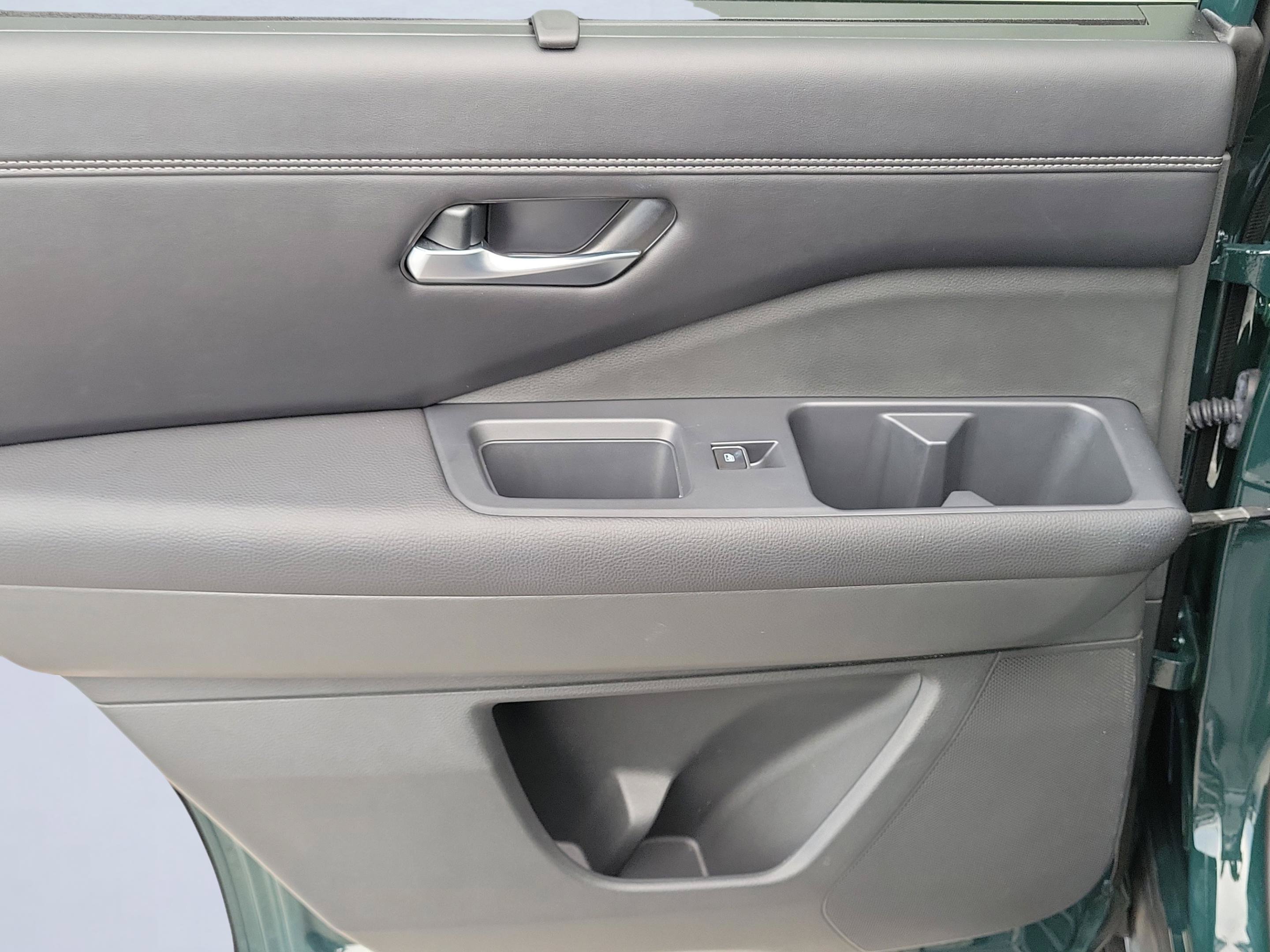 Used 2024 Obsidian Green Pearl Nissan Platinum image 10