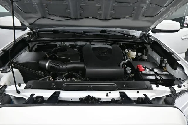 Used 2022 White Toyota SR5 image 62