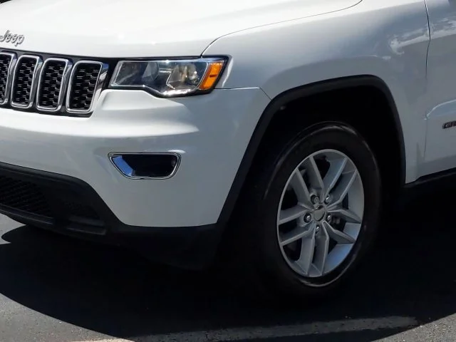 Used 2018 White Jeep Laredo E image 9