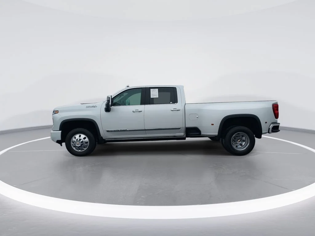 Used 2024 Beige Chevrolet High Country image 5