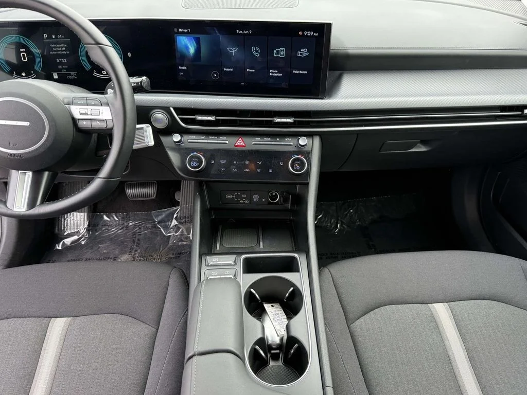 Used 2025 White Hyundai SEL image 18