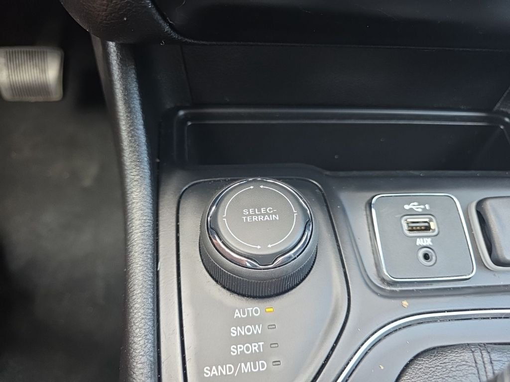Used 2021 White Jeep Latitude image 21
