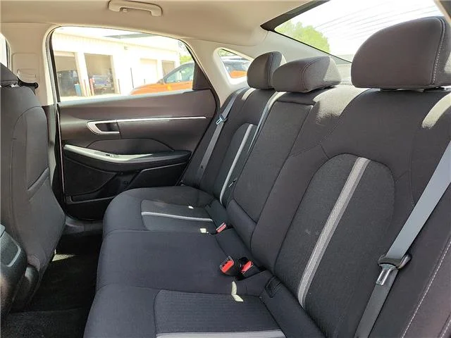 Used 2024 Silver Hyundai SEL Front-Wheel Drive image 9