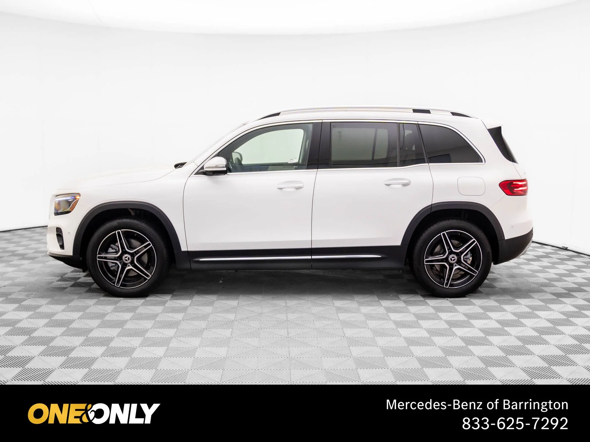 New 2026 White Mercedes-Benz GLB 250 image 2