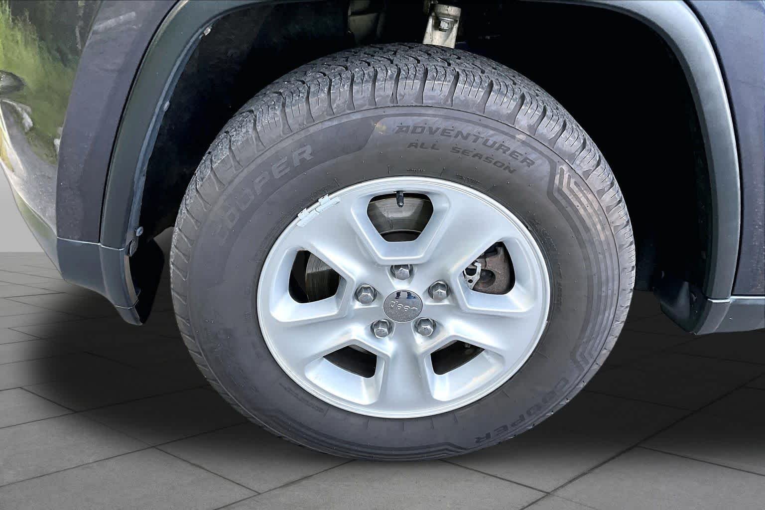 Used 2016 Maximum Steel Metallic Clearcoat Jeep Laredo image 11