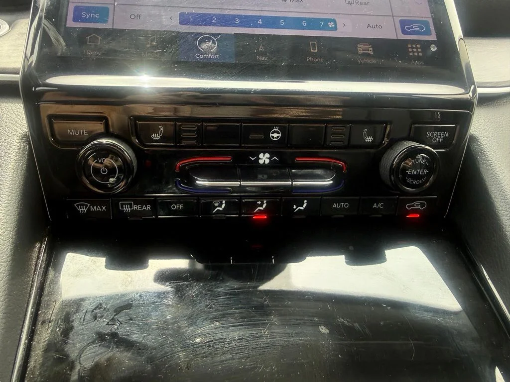 Used 2023 White/off-white Jeep Limited image 19