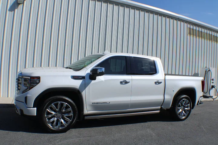 Used 2023 WHITE FROST TRICOAT GMC Denali image 4