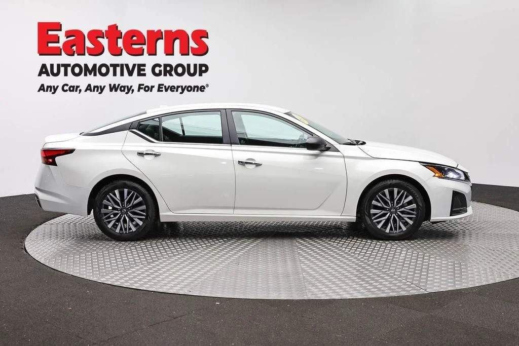 Used 2025 White Nissan 2.5 SV image 4