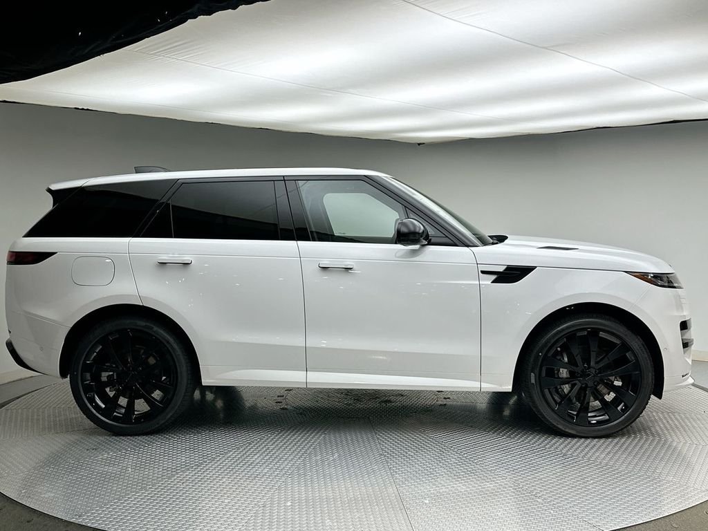 New 2026 Fuji White Land Rover Dynamic SE image 4
