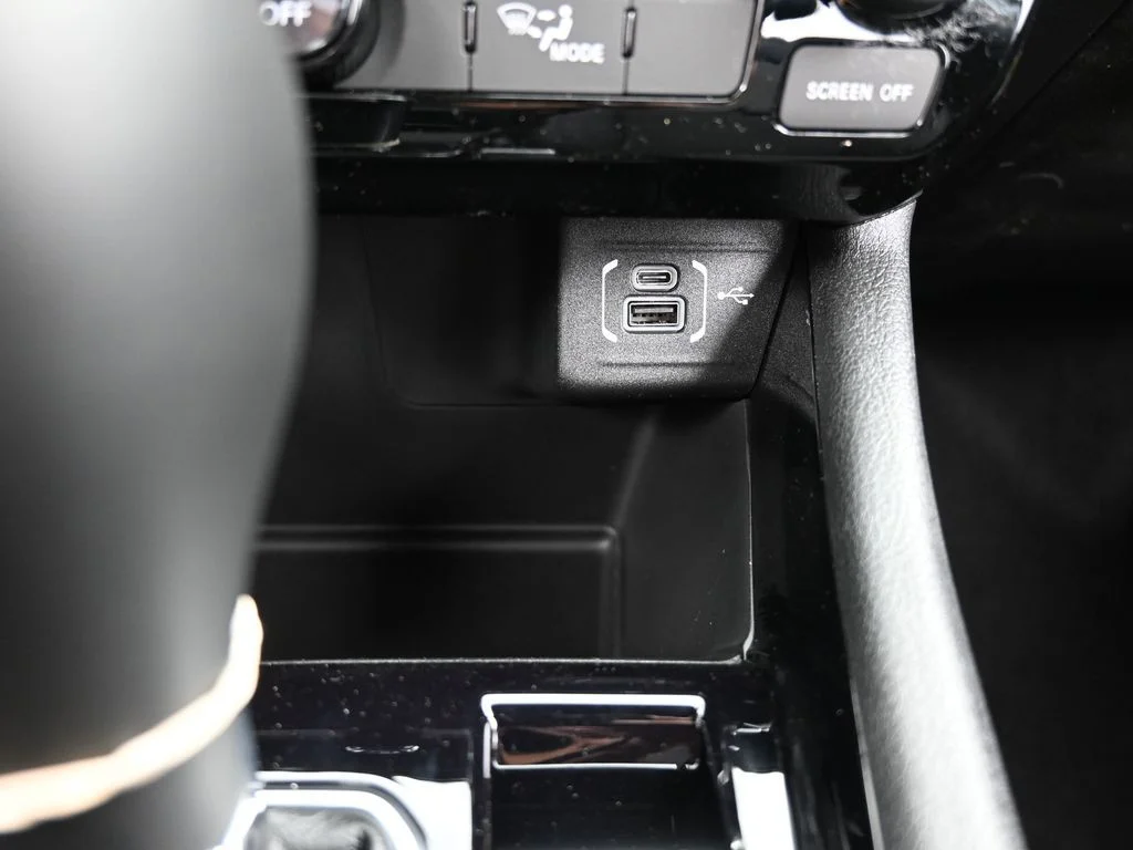 New 2026 Bright White Clear-Coat Exterior Paint Jeep Latitude image 20