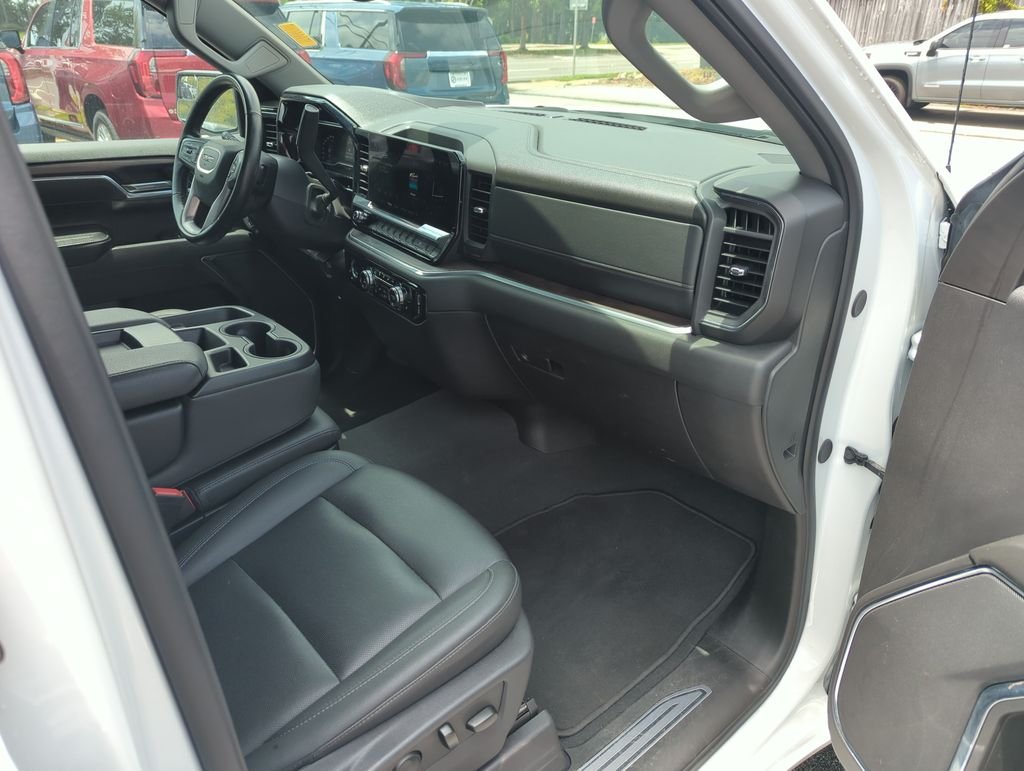 Used 2024 White GMC SLT image 32