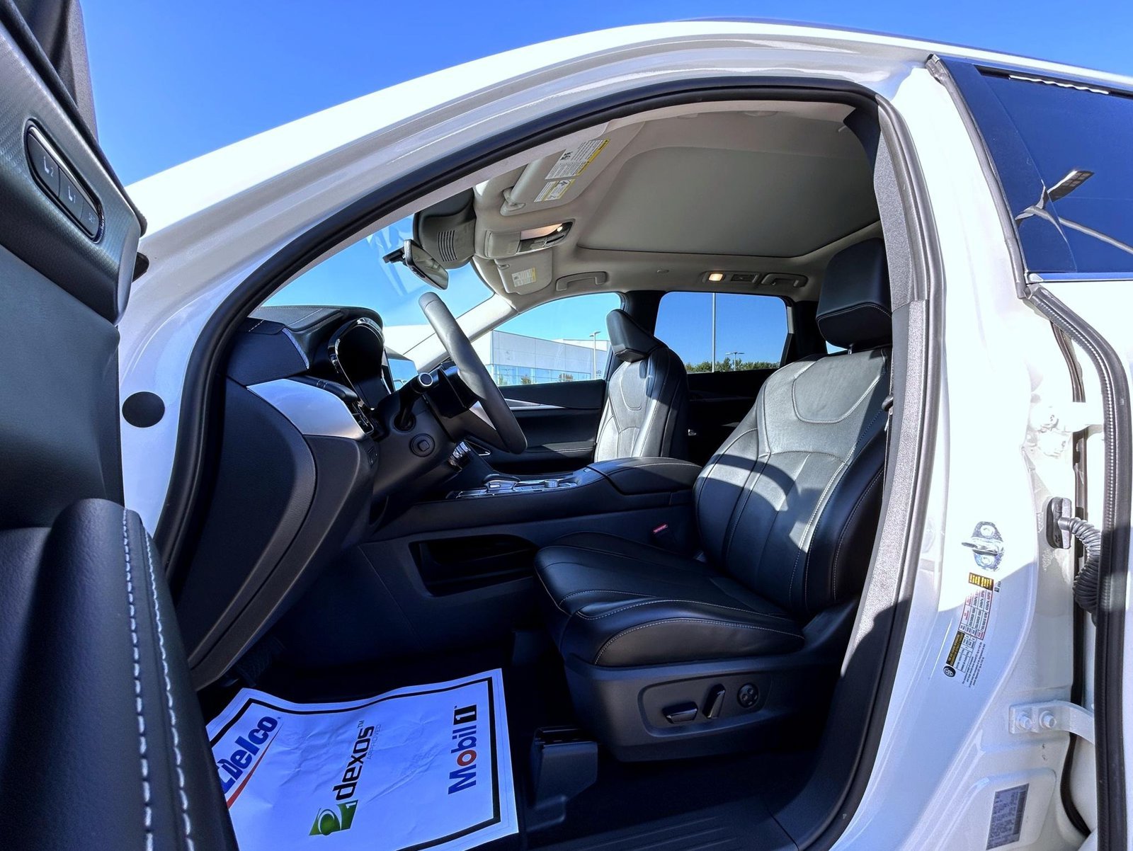 Certified Used 2025 White INFINITI LUXE image 10