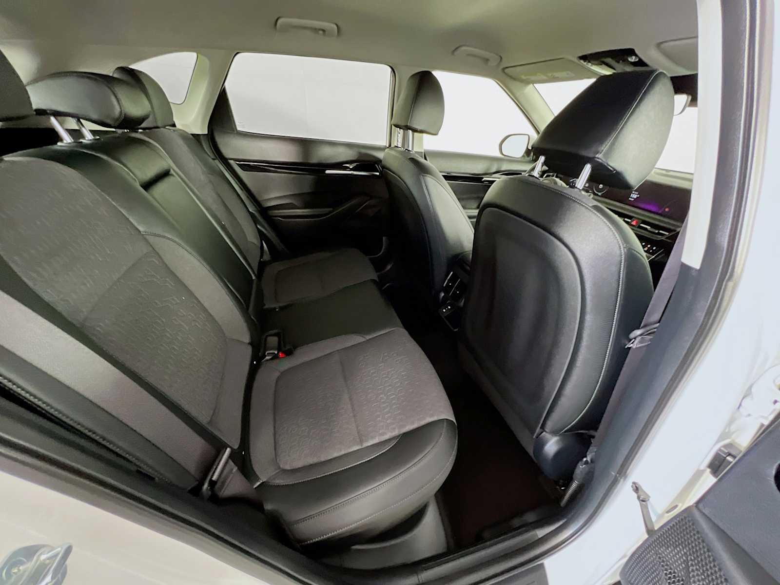 Used 2024 Snow White Pearl Kia S image 27