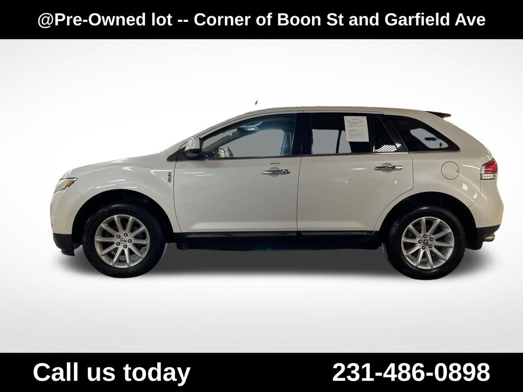 Used 2011  Lincoln Base image 2