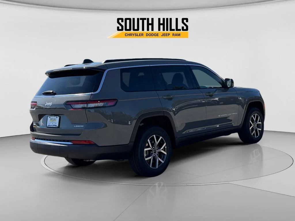 New 2027 Sting-Gray Clearcoat Jeep Laredo image 5