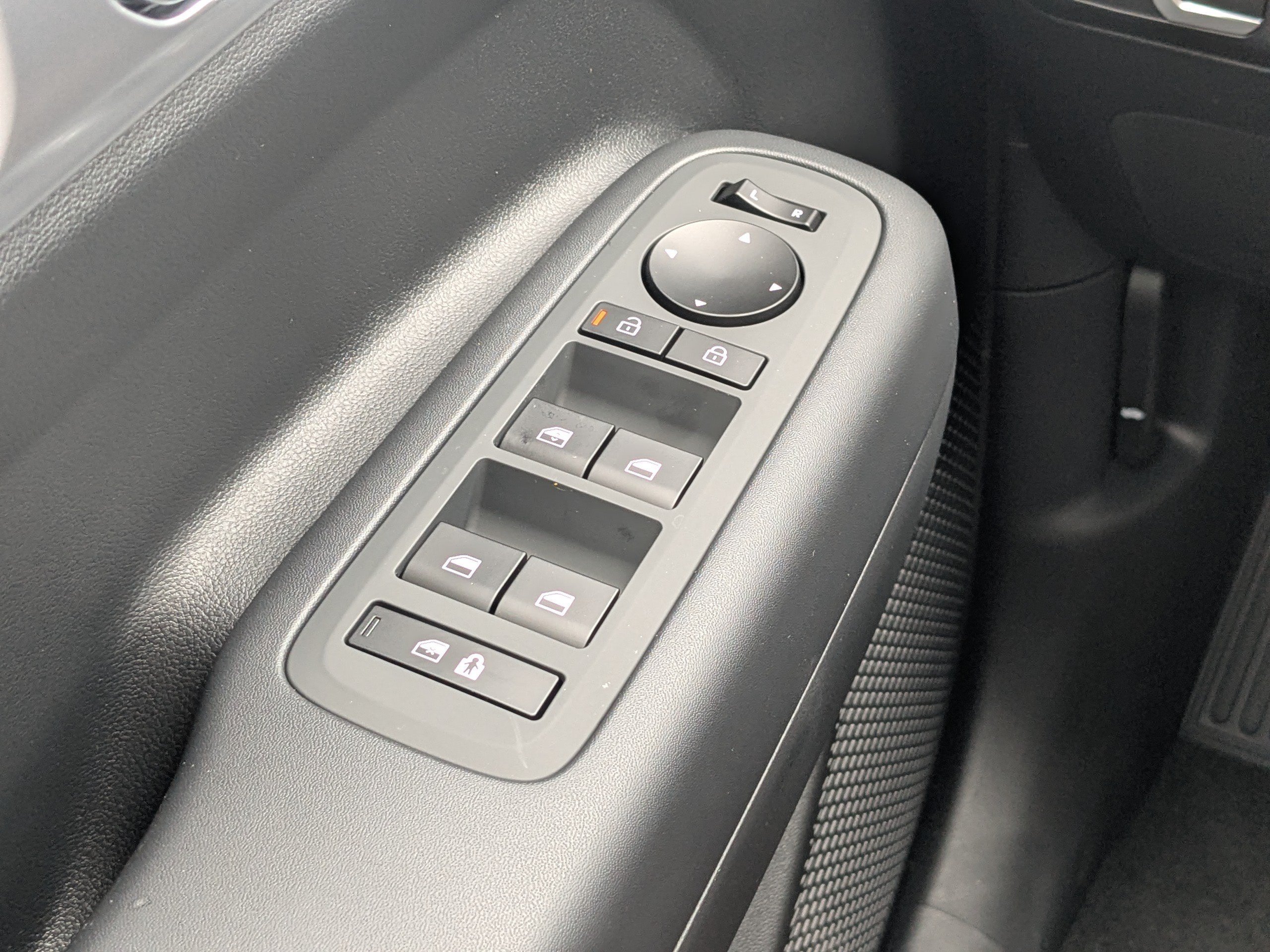 New 2027 Shimmering Silver Hyundai SE FWD image 27