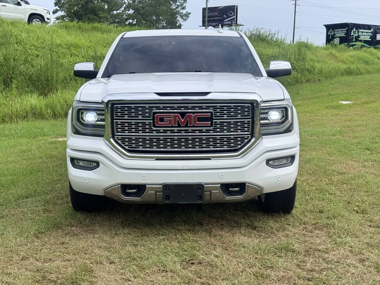 Used 2018 White GMC Denali 4x4 4dr Crew Cab 5.8 ft. SB image 8