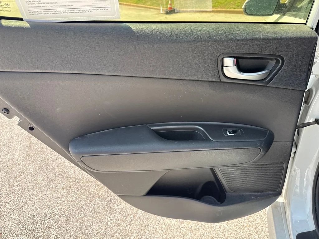 Used 2018 White Kia S image 23