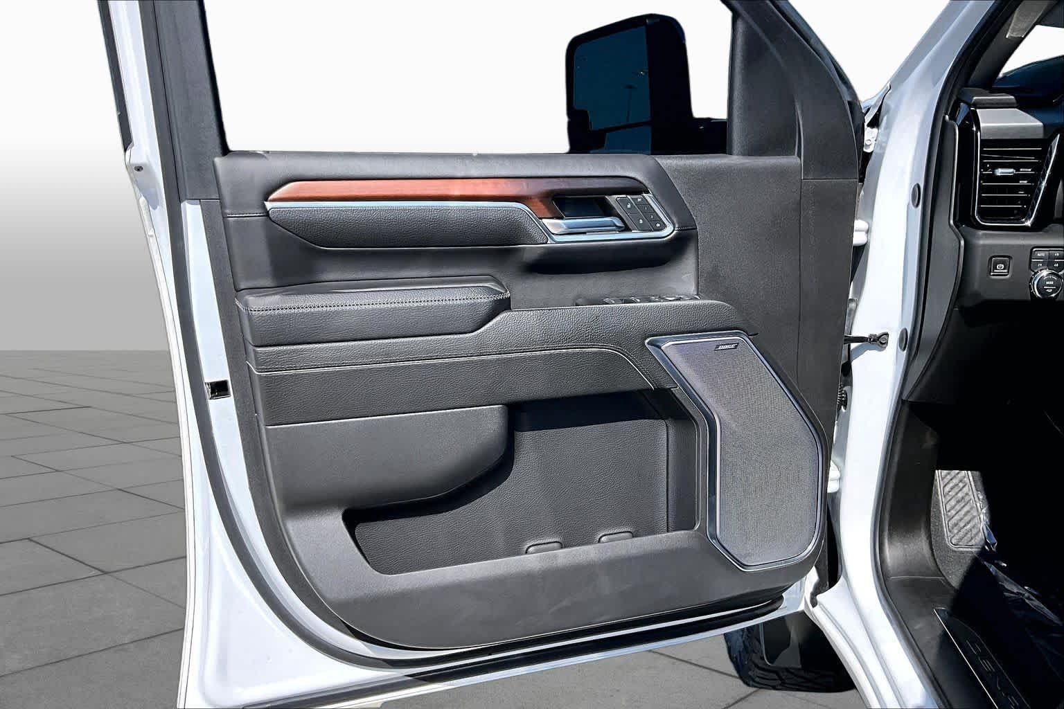 Used 2024 White Frost Tricoat GMC Denali image 19