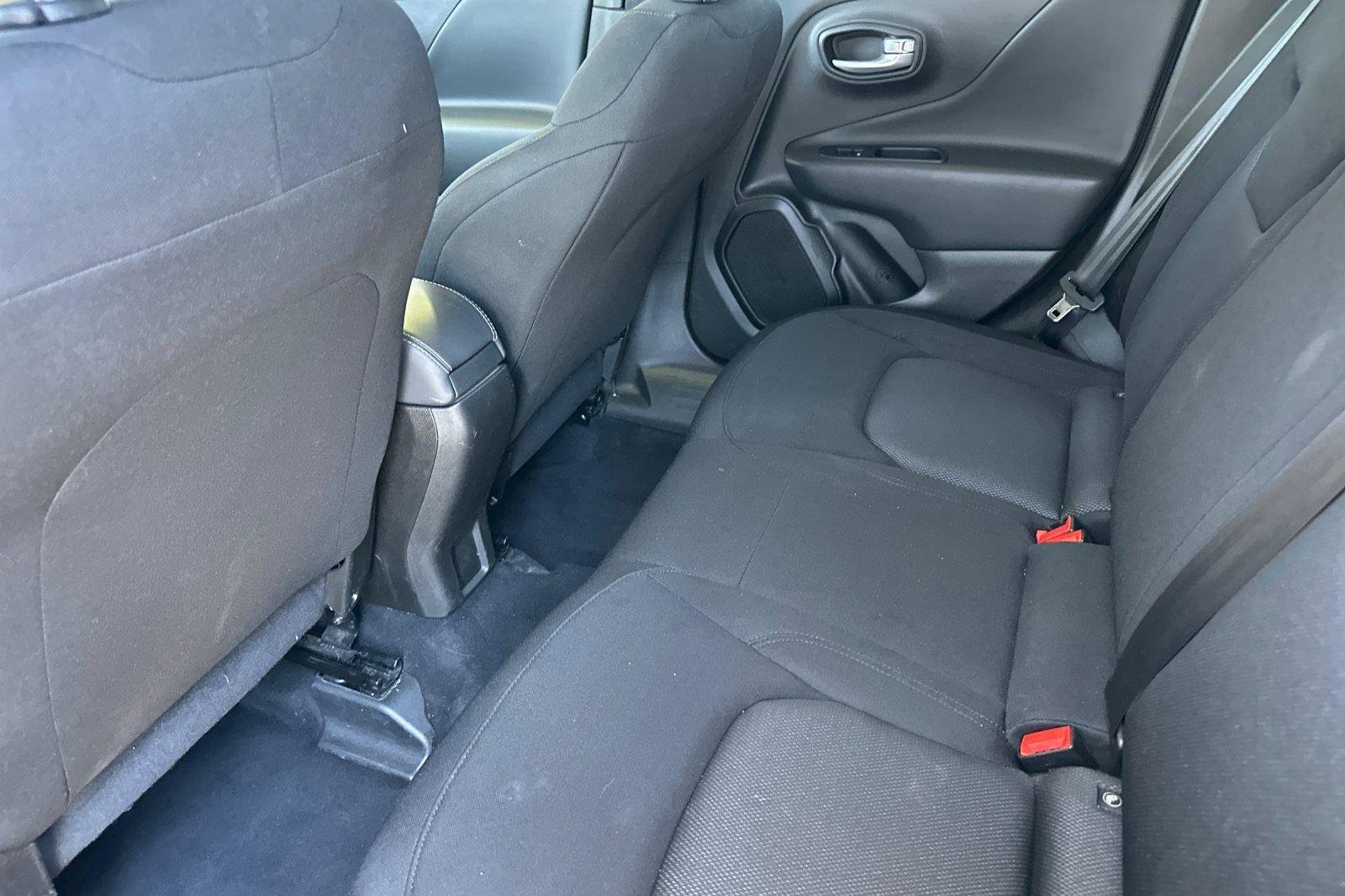 Used 2023 Graphite Gray Jeep Latitude image 12