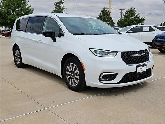 Used 2024 White Chrysler Select Front-Wheel Drive Passenger image 4
