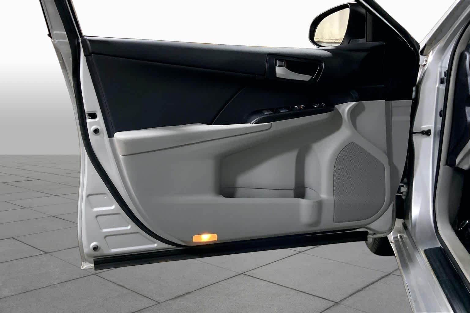 Used 2014 Classic Silver Metallic Toyota LE image 22