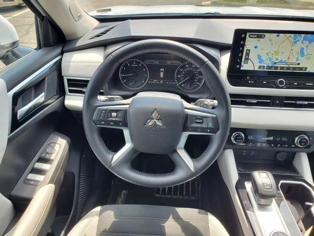 Used 2025  Mitsubishi SE image 7