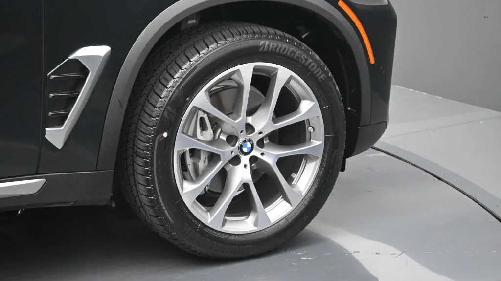 Certified Used 2025 Black Sapphire Metallic BMW sDrive40i image 6