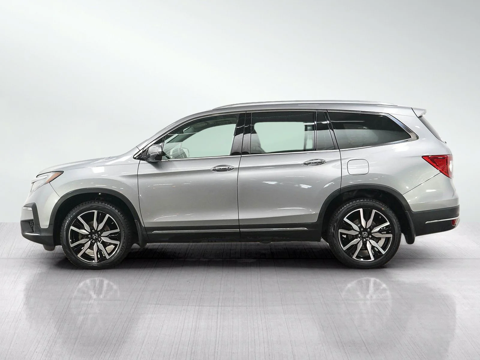 Used 2019 Honda Pilot Touring with VIN 5FNYF6H97KB507196 for sale in Burnsville, Minnesota