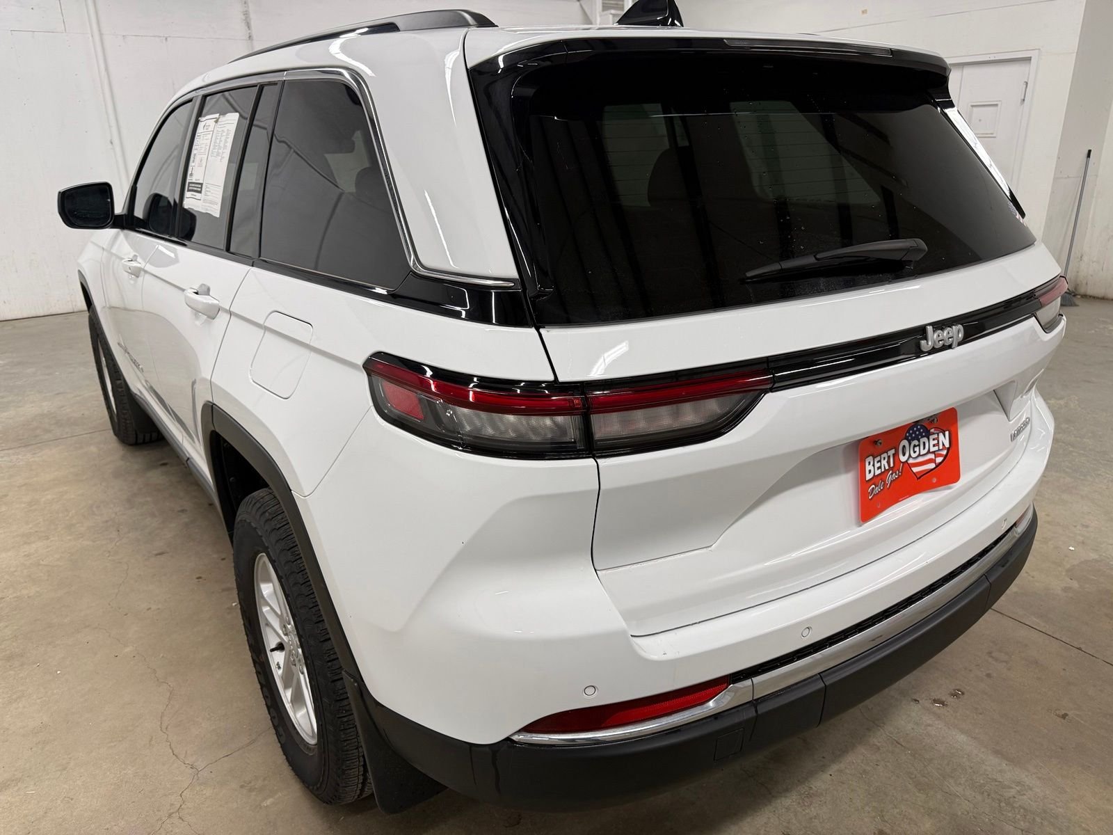 Used 2025 White Jeep Laredo image 7